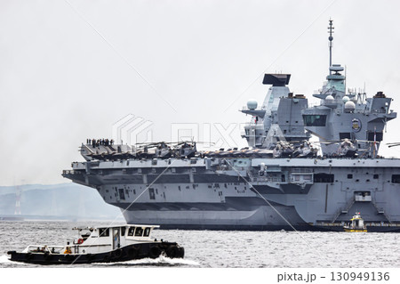 来日して東京湾浦賀水道を航行するイギリス（英国）海軍航空母艦プリンス・オブ・ウエールズ 130949136