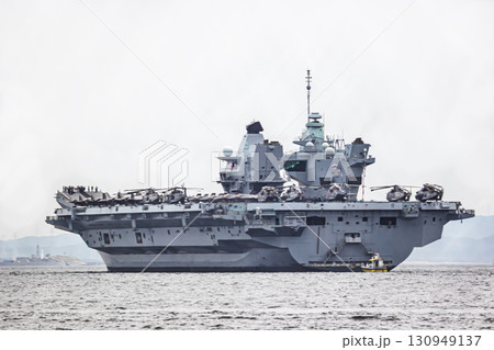 来日して東京湾浦賀水道を航行するイギリス（英国）海軍航空母艦プリンス・オブ・ウエールズ 130949137