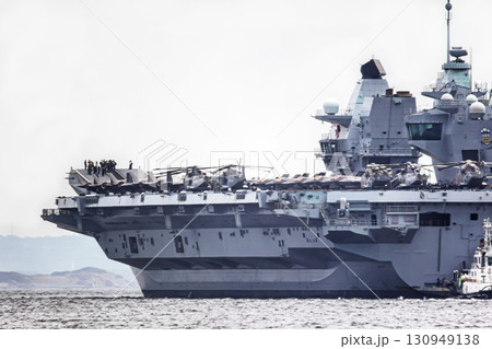 来日して東京湾浦賀水道を航行するイギリス（英国）海軍航空母艦プリンス・オブ・ウエールズ 130949138