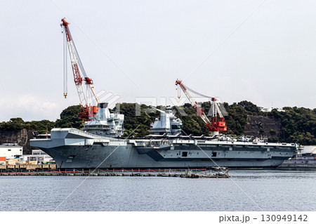 神奈川県横須賀米海軍基地に停泊中のイギリス（英国）海軍航空母艦プリンス・オブ・ウエールズ 130949142