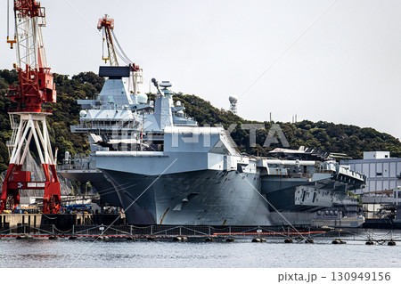 神奈川県横須賀米海軍基地に停泊中のイギリス（英国）海軍航空母艦プリンス・オブ・ウエールズ 130949156