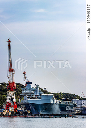 神奈川県横須賀海米軍基地に停泊中のイギリス（英国）海軍航空母艦プリンス・オブ・ウエールズ 130949157