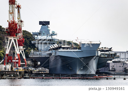 神奈川県横須賀米海軍基地に停泊中のイギリス（英国）海軍航空母艦プリンス・オブ・ウエールズ 130949161