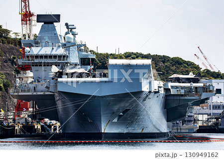神奈川県横須賀米海軍基地に停泊中のイギリス（英国）海軍航空母艦プリンス・オブ・ウエールズ 130949162