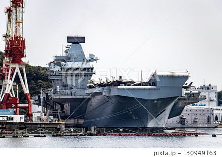 神奈川県横須賀米海軍基地に停泊中のイギリス（英国）海軍航空母艦プリンス・オブ・ウエールズ 130949163