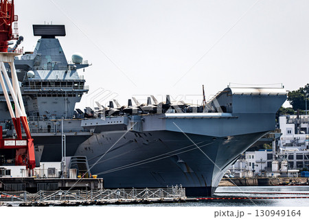 神奈川県横須賀米海軍基地に停泊中のイギリス（英国）海軍航空母艦プリンス・オブ・ウエールズ 130949164