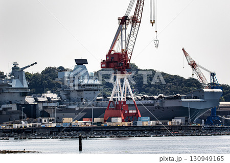 神奈川県横須賀米海軍基地に停泊中のイギリス（英国）海軍航空母艦プリンス・オブ・ウエールズ 130949165