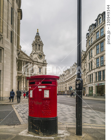 ロンドン・セントポール大聖堂前の真っ赤な郵便ポスト / London, UK ロンドン・セントポール大聖堂前の真っ赤な郵便ポスト / London, UK 130949344