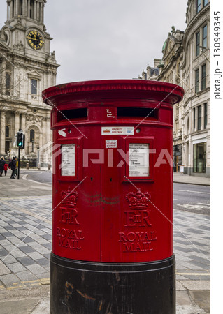 ロンドン・セントポール大聖堂前の赤い郵便ポスト / London, UK ロンドン・セントポール大聖堂前の赤い郵便ポスト / London, UK 130949345