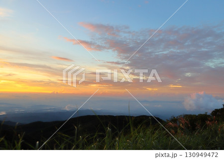 山頂からの夕景　夕焼け空 130949472