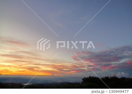 山頂からの夕景　夕焼け空 130949477