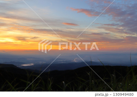山頂からの夕景　夕焼け空 130949480