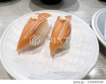 新鮮で美味しそうなサーモンの握り寿司 130949540
