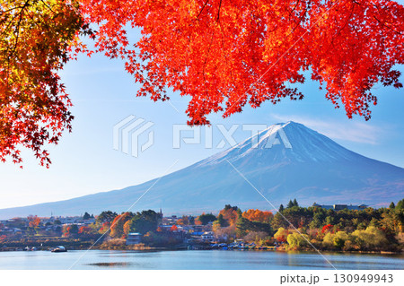 秋の紅葉と富士山 秋の紅葉と富士山 130949943