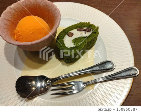 抹茶ロールケーキとアイスクリーム 130950587