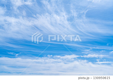 【空素材】秋の青空に浮かぶ巻雲【山梨県】 【空素材】秋の青空に浮かぶ巻雲【山梨県】 130950615