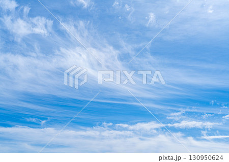 【空素材】秋の青空に浮かぶ巻雲【山梨県】 【空素材】秋の青空に浮かぶ巻雲【山梨県】 130950624