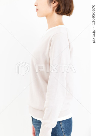 ミドル女性の良い姿勢 130950670