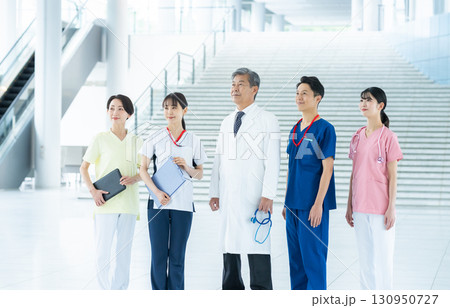病院で働く医療スタッフ 130950727