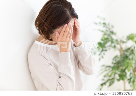 頭痛に苦しむミドル女性 130950768