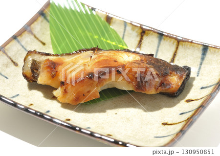 銀鱈の西京焼きを白背景で撮影 130950851
