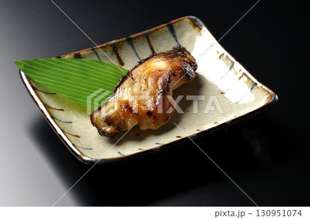 銀鱈の西京焼きを黒背景で撮影 130951074