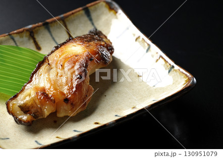 銀鱈の西京焼きを黒背景で撮影 銀鱈の西京焼きを黒背景で撮影 130951079