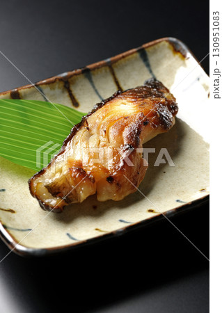 銀鱈の西京焼きを黒背景で撮影 130951083