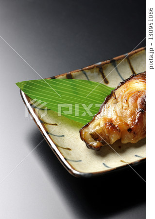 銀鱈の西京焼きを黒背景で撮影 130951086