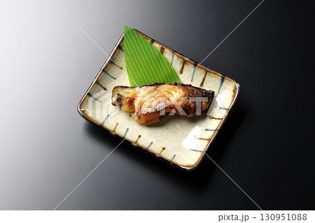 銀鱈の西京焼きを黒背景で撮影 130951088
