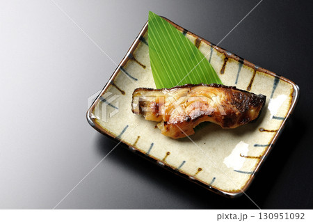 銀鱈の西京焼きを黒背景で撮影 130951092