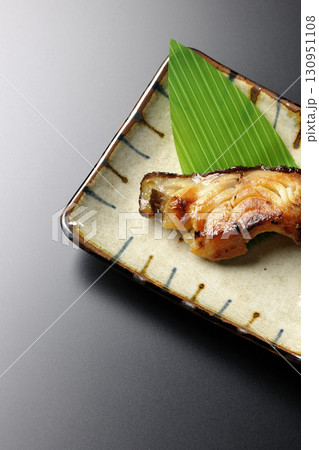 銀鱈の西京焼きを黒背景で撮影 銀鱈の西京焼きを黒背景で撮影 130951108