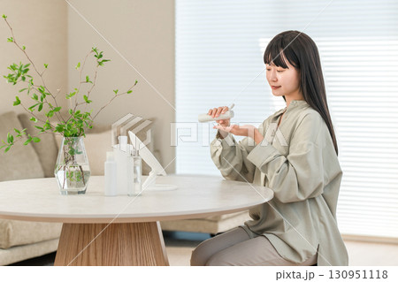 肌を保湿するためにスキンケアする女性 肌を保湿するためにスキンケアする女性 130951118