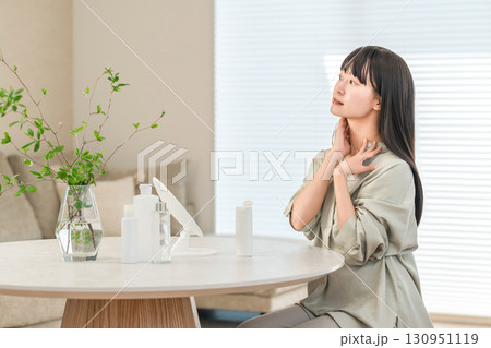 首のスキンケア,リンパマッサージをするアジア人女性 首のスキンケア,リンパマッサージをするアジア人女性 130951119