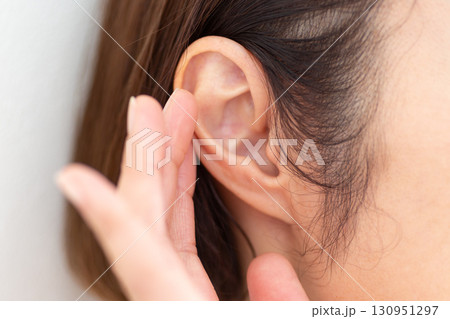 耳をすませるミドル女性 130951297