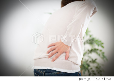 腰痛に苦しむミドル女性 130951298