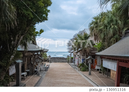祈りの先に広がる海 – 青島神社より 130951316