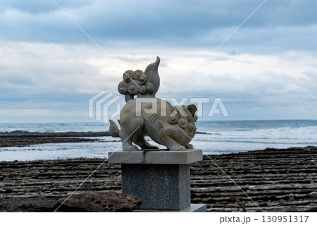 波と岩と祈り – 青島神社の狛犬と奇岩風景 130951317