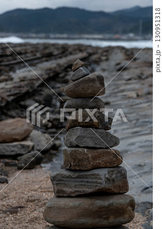 静寂の海岸に佇む石の塔 – 青島の記憶 130951318