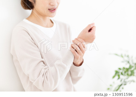 手首の痛みに苦しむミドル女性 130951596