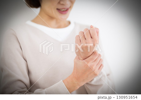 手首の痛みに苦しむミドル女性 130951654