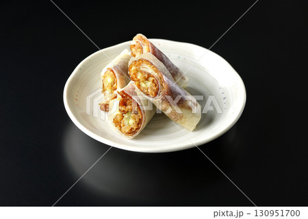 北京ダックを黒背景で撮影 130951700