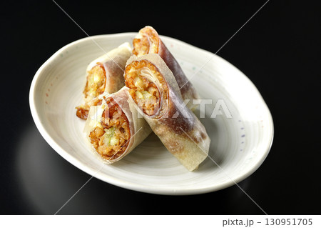 北京ダックを黒背景で撮影 130951705