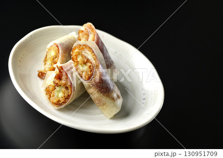 北京ダックを黒背景で撮影 130951709