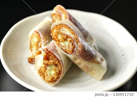 北京ダックを黒背景で撮影 130951710