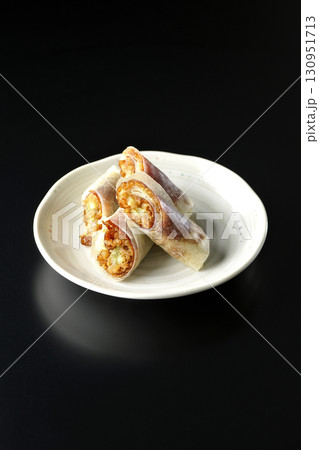 北京ダックを黒背景で撮影 130951713