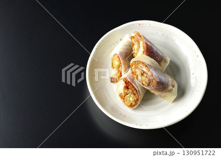 北京ダックを黒背景で撮影 130951722