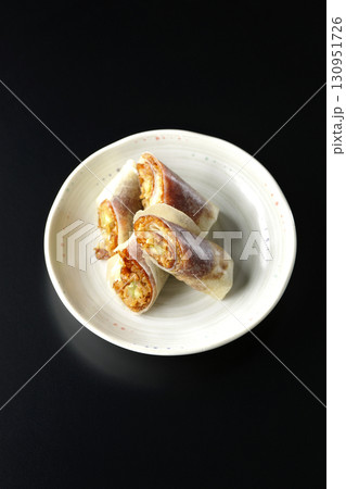 北京ダックを黒背景で撮影 130951726