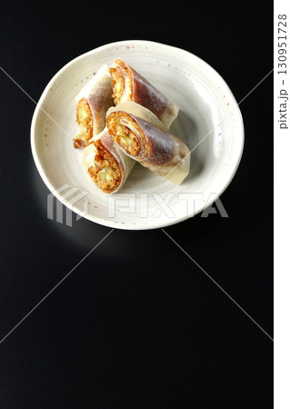 北京ダックを黒背景で撮影 130951728