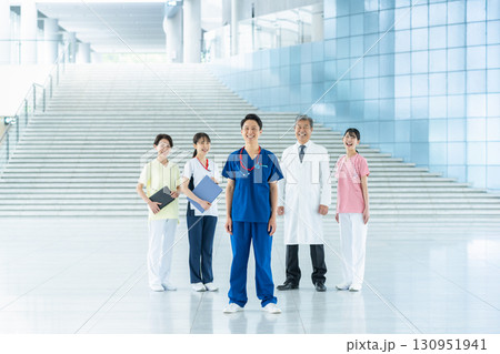 病院で働く医療スタッフ 130951941